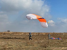 Ростовские спасатели МЧС провели тренировочные прыжки с парашютом