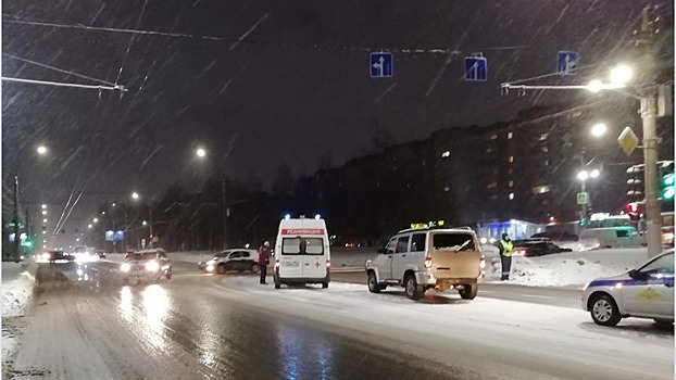 В Кирове на пешеходном переходе внедорожник сбил двух женщин