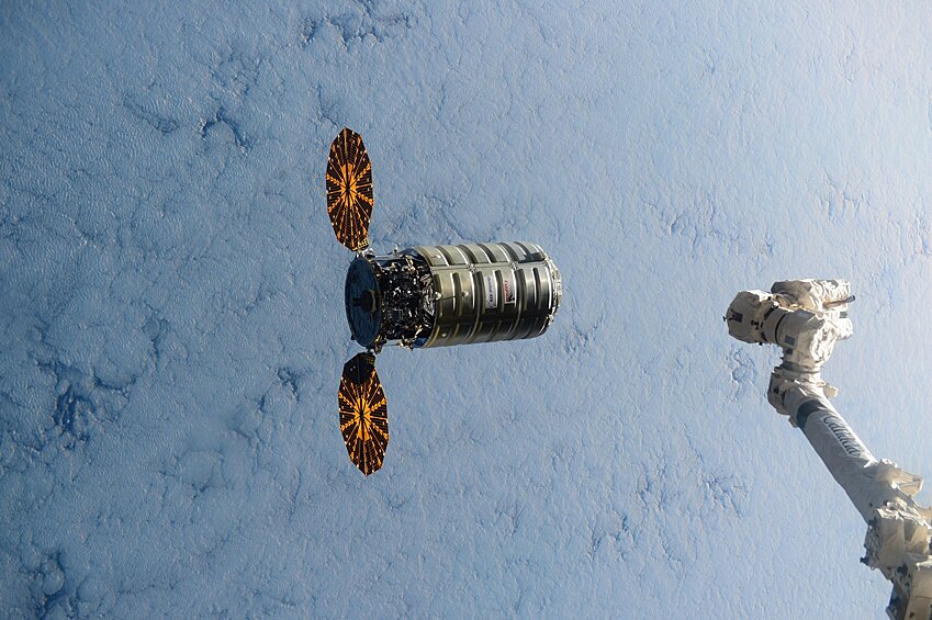 Космический корабль Cygnus приближается к Международной космической станции