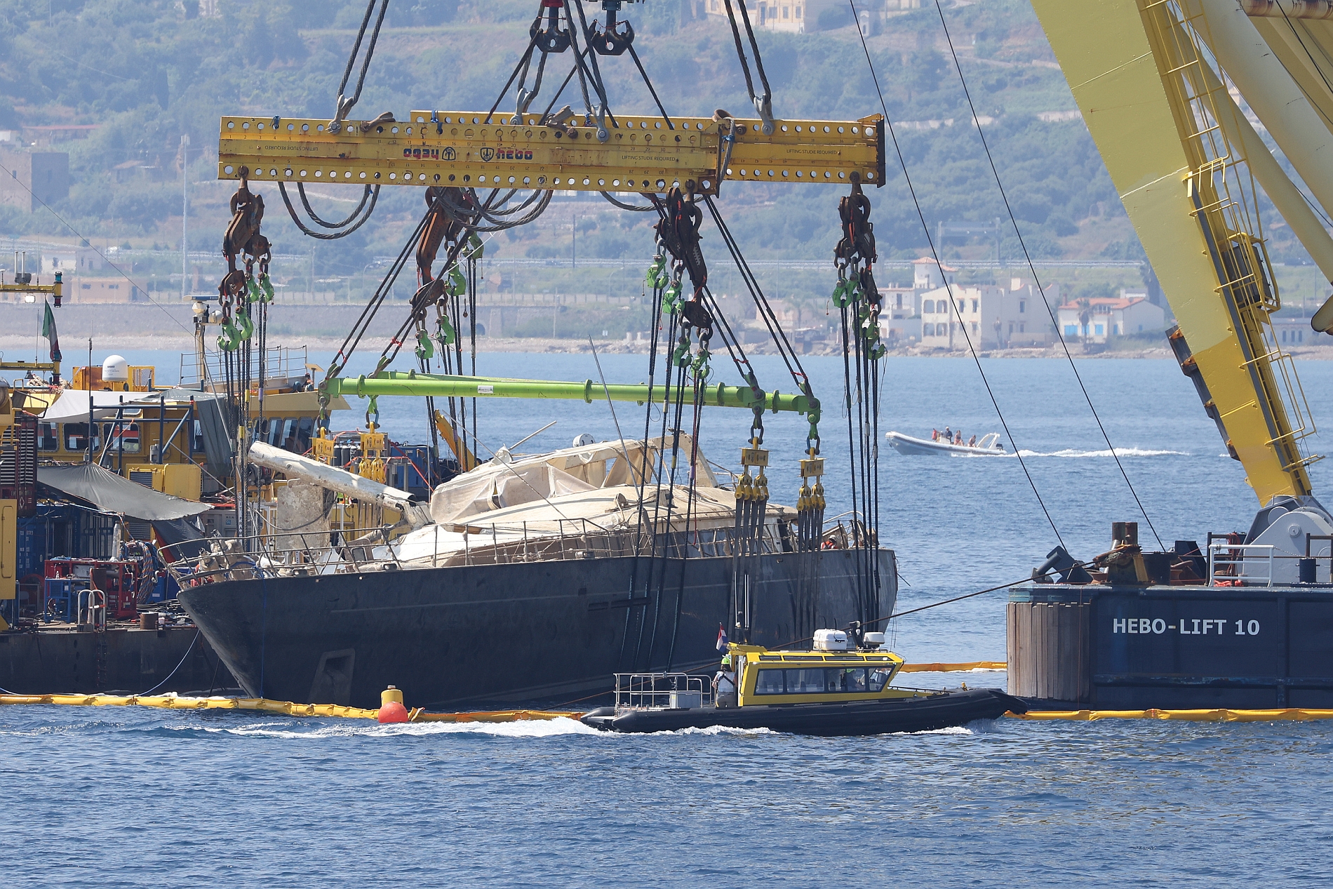 Затонувшую в Италии роскошную суперъяхту подняли со дна почти через год после трагедии