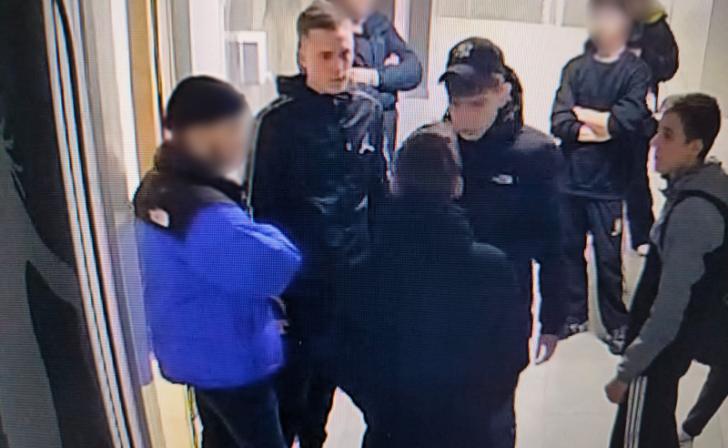 В Курске полиция устанавливает личности троих молодых людей