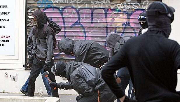 Семь полицейских пострадали в ходе акции протеста в Париже