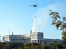 Вертолеты тушат пожар в здании украинского правительства