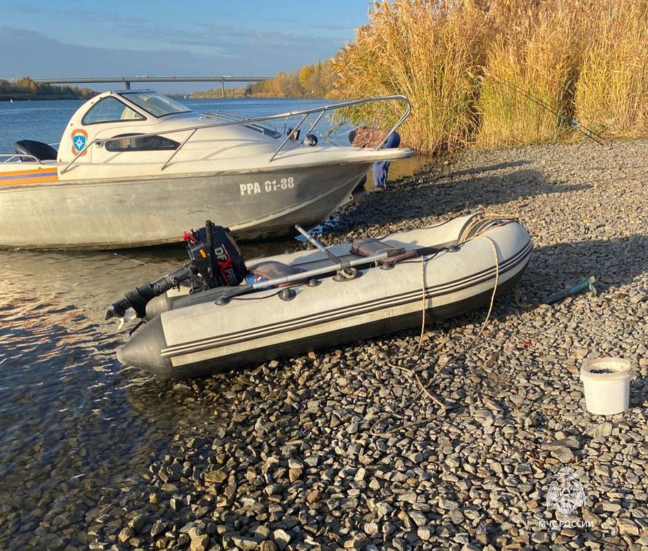 Сухогруз столкнулся с резиновой лодкой с пассажирами в российском регионе