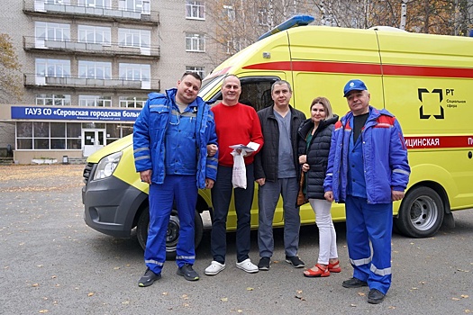 На Урале врачи спасли мужчину, которого автобус придавил к стене гаража