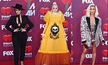 15 необычных нарядов звезд на iHeartRadio Awards 2019