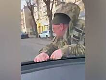 Водитель Tesla на Украине прокатил курящего военкома на капоте