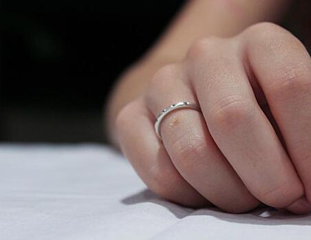 Женщина купила мультиварку и нашла в ней старое кольцо с бриллиантом