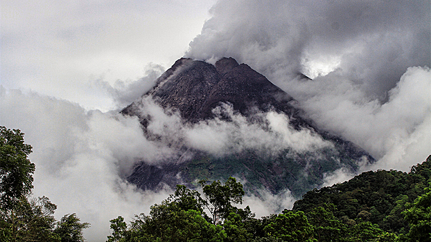 Извержение вулкана произошло в Индонезии