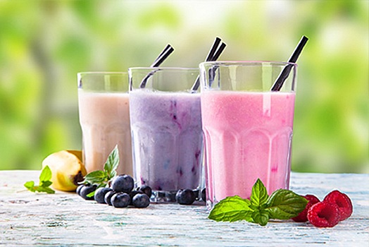 Диетолог Мухина назвала домашний смузи с белками, жирами и углеводами самым полезным напитком