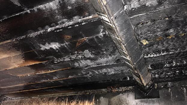 В Череповце на пожаре чуть не сгорели два гаража и автомобиль «Нива»