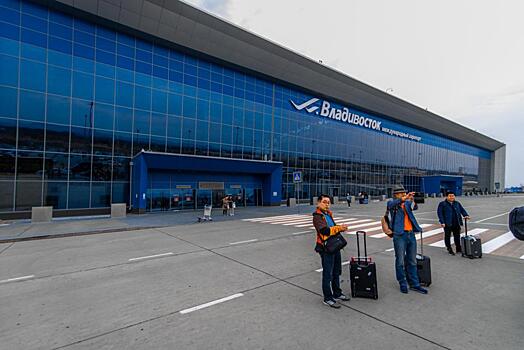 Два авиарейса, следовавшие во Владивосток, были вынуждены совершить посадку в аэропорту Хабаровска