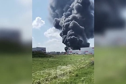 Крупный пожар в промзоне российского города попал на видео