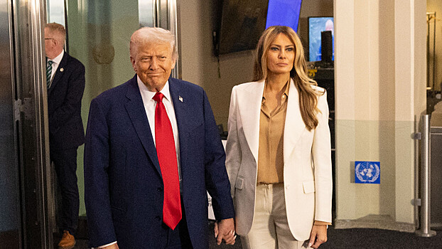 Эксперт по языку тела объяснил странный жест Мелании Трамп