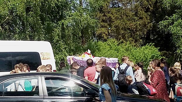 «Прости нас, Лиза»: Кострома прощается с убитой второклассницей