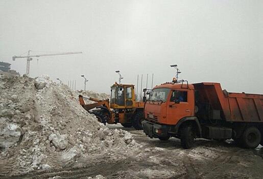 В борьбе со снегом Владивосток поддержала снегоуборочная техника из Уссурийска
