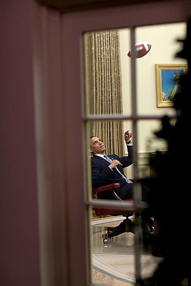 Обама играет с фктбольным мячом, 2009 год