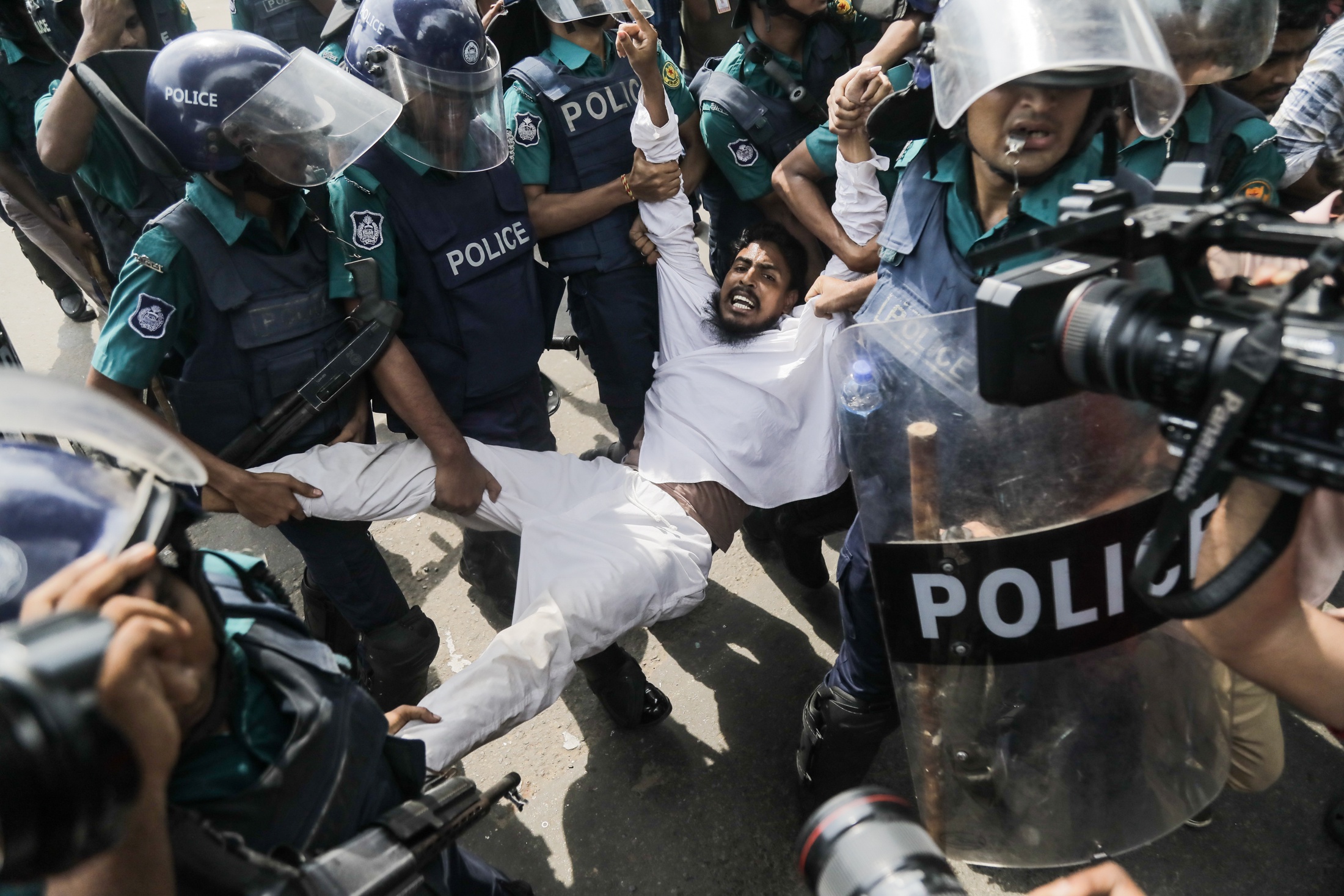 В Бангладеш полиция начала стрелять по демонстрантам боевыми патронами