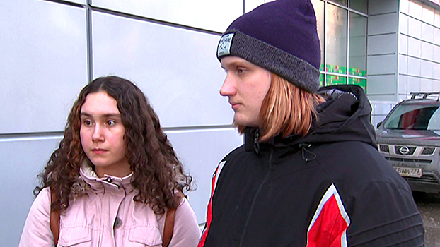 «Заламывали руки, пытались бросить на пол» - школьники рассказали подробности нападения охранника из «Пятерочки»