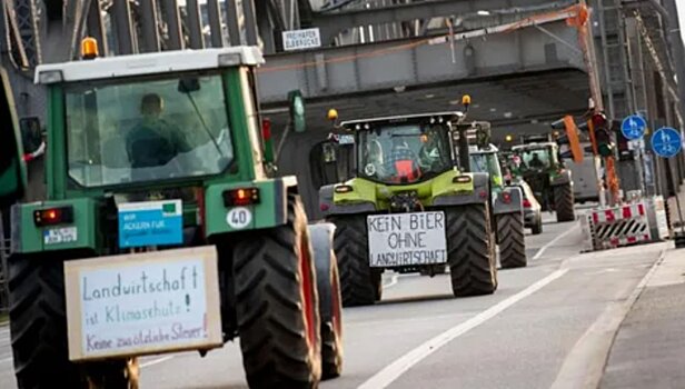 В Германии фермеры заблокировали трассу двухметровой горой навоза