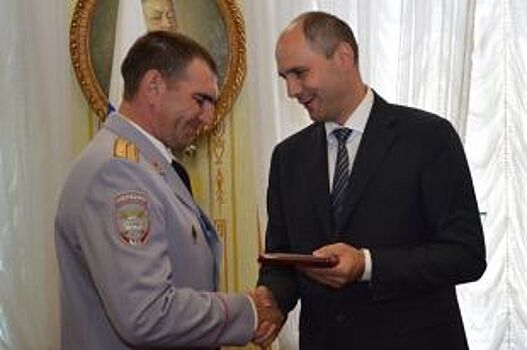 Денис Паслер наградил медалями отличившихся полицейских