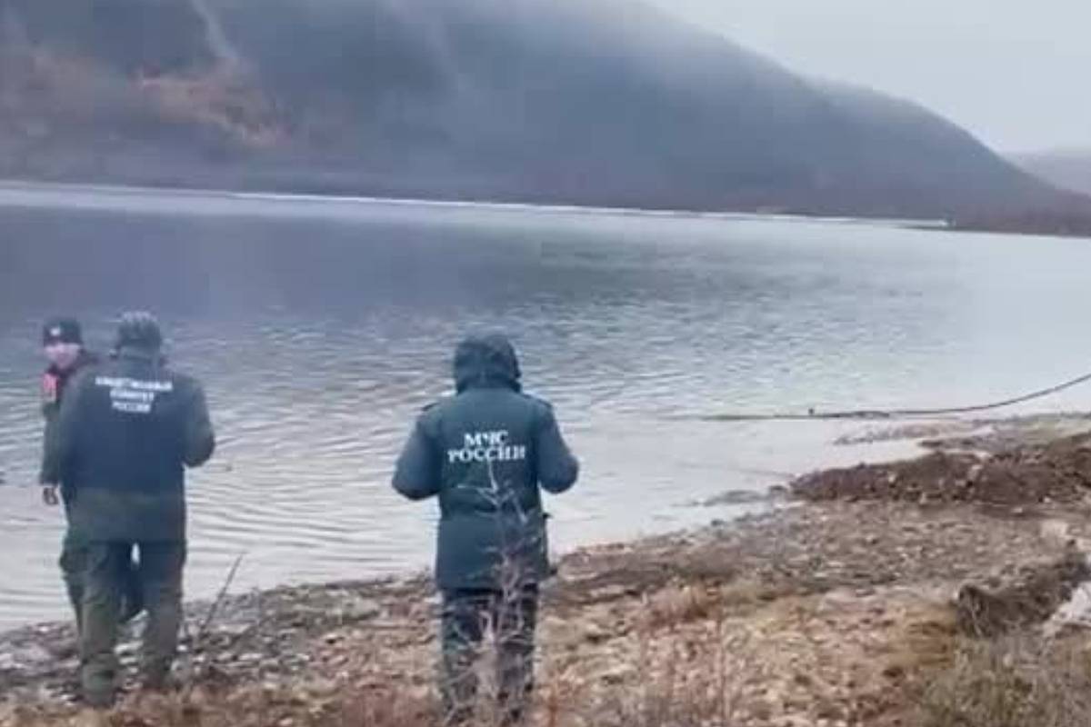 Работа над затонувшим в российском озере вездеходе с геологами попала на видео