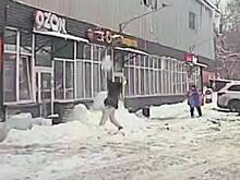 Глыба льда упала с крыши на девушку в подмосковной Ивантеевке