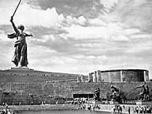 В Волгограде на пустыре нашли элементы оформления Мамаева кургана