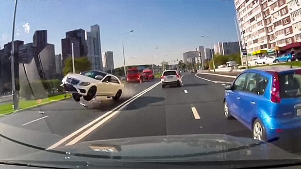 Появилось видео с летающим Mercedes на Рублевке