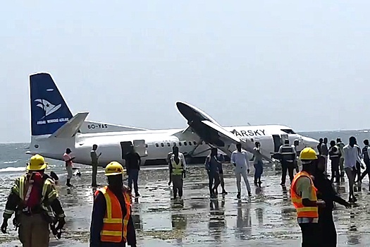 Пассажирский самолет рухнул в Индийский океан, никто из 55 человек не пострадал