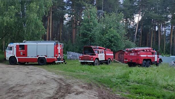 В Кирово-Чепецке сгорела хозпостройка рядом с жилым домом