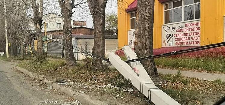 Пассажирский автобус вырвал из земли столб в Комсомольске