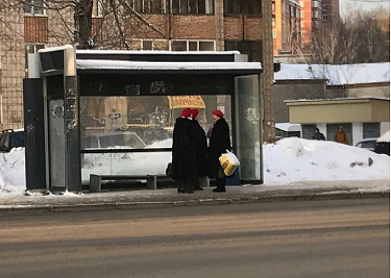 «Я решил, что мне нужно больше спать, когда я увидел троих женщин на автобусной остановке».