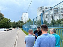 На улице Теплый Стан заменят сетчатое ограждение на спортплощадке