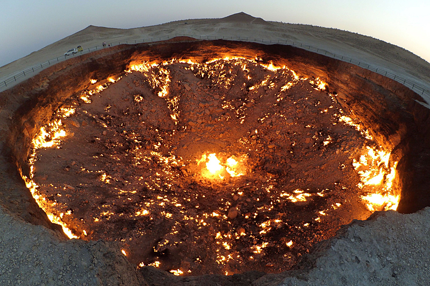 Врата ада. Горящая воронка диаметром 60 метров и глубиной 20 метров находящаяся в 90 км от аула Ербент в Дашогузском велаяте Туркменистана. В 1971 году провал обнаружили советские геологи.