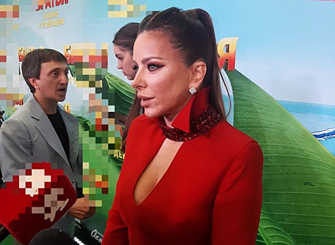 Кадры недели: Ани Лорак официально стала россиянкой, Толкалину заметили на полу в кинотеатре