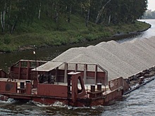 Баржу с щебнем частично затопило на Енисее после удара с подводным препятствием