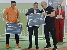 Чемпион привёз подарки