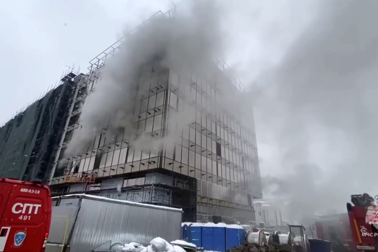 ТАСС: в горящем строящемся доме на севере Москвы могли остаться до 200 человек