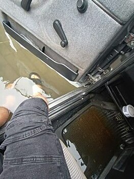 Тонут даже авто: жильцы ЖК в Большом Исаково вышли во дворы с вёдрами, чтобы справиться с последствиями стихии