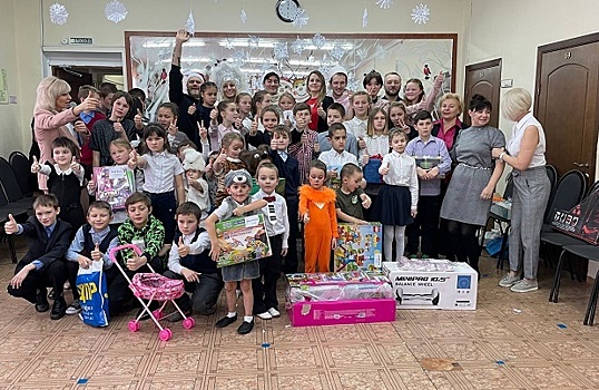 Ведущие «НАШЕго Радио» вручили новогодние подарки детям социальных центров Серпухова