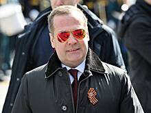 Медведев поздравил россиян с Днем Победы
