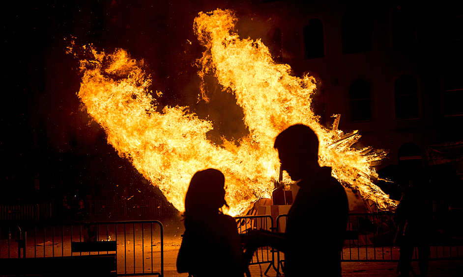 Ночь Святого Хуана – еще один фестиваль из жаркой Испании. Праздник посвящен летнему солнцестоянию, проходит между 23 и 24 июня. В эти дни испанцы сжигают на костре всё ненужное и старое, а также разнообразные фигуры, выполненные из картона