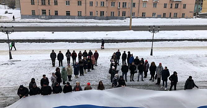 Zа мир: в Ижевске прошел флешмоб в поддержку спецоперации по защите мирного населения ДНР и ЛНР
