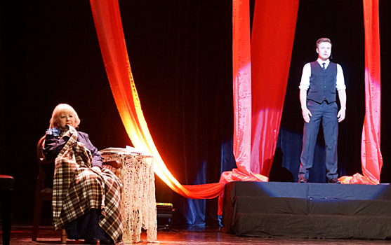 На сцене Курской филармонии рассказали историю любви Владимира Маяковского и Лили Брик