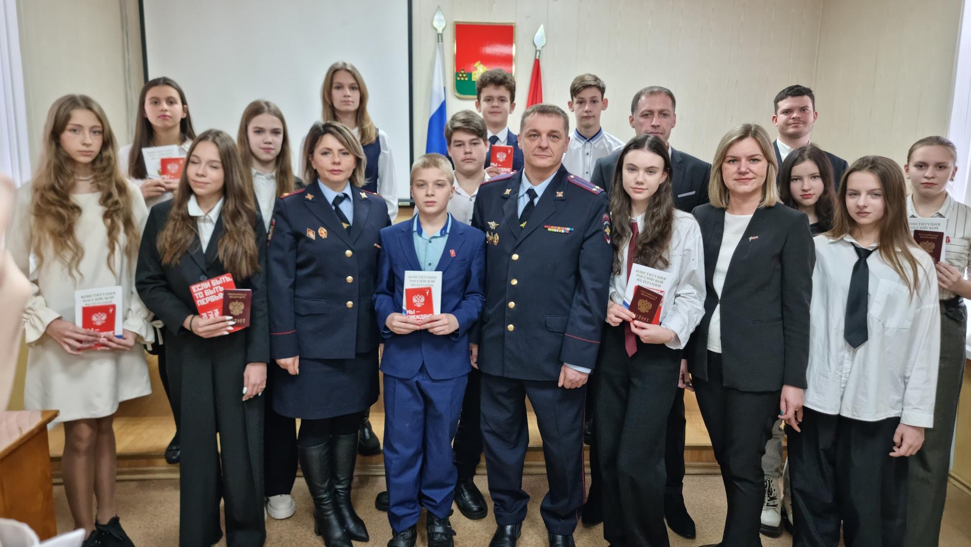 В Брянской области 16 подростков получили свой первый паспорт гражданина Российской Федерации