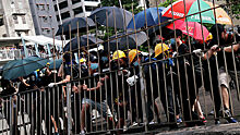 На акцию протеста в Гонконге пришли тысячи человек