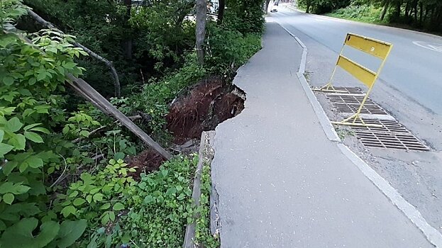 На улице Свободы обвалился асфальт на тротуаре