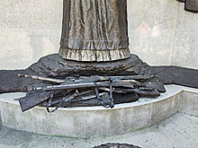 В Краснодаре вандалы спилили оружие с мемориала "Расстрельный угол"