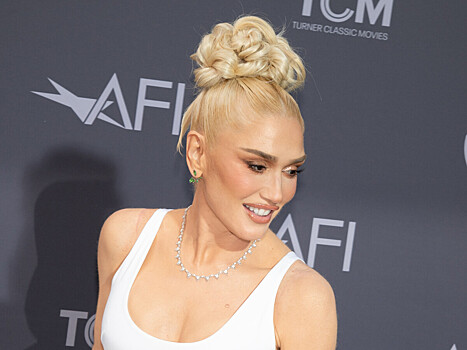 Одетая в боди в сеточку 55-летняя Гвен Стефани выступила с No Doubt